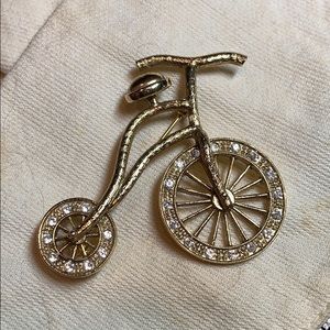 PIN TRICYCLE GOLD TONE CLEAR CHIPS /  TIRES